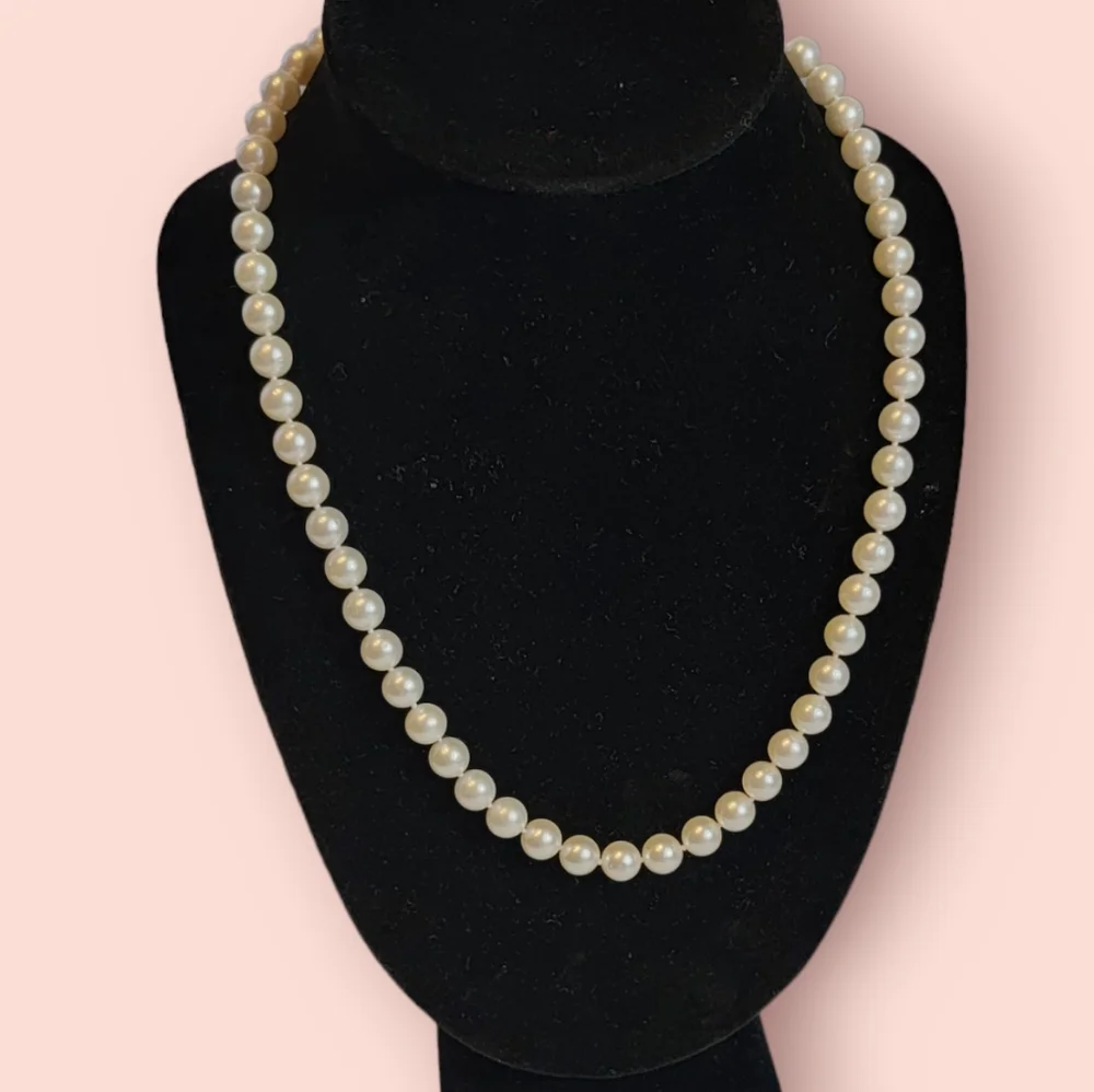 8.5mm Imperial Cultured Pearl's with 14k solid clasp, hand knotted 18" Princess - Picture 3 of 4